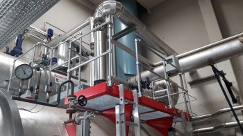 Wasserservicemodul mit Rieselentgaser und Brüdenwärmetauscher