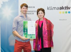 Mathias Wirl mit Dr. Martina Schuster (BMLFUW) bei der Zertifikatsübergabe